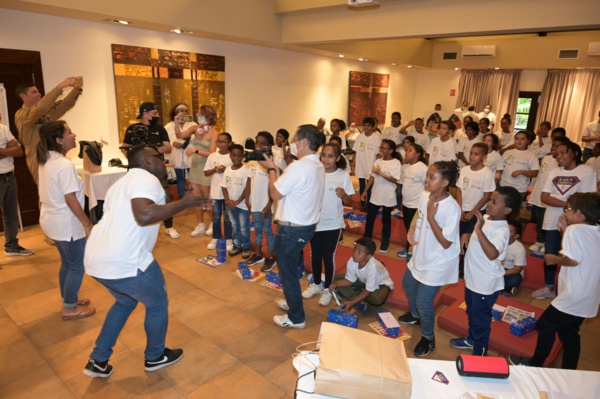 <center> Sébastien Nativel, Marie-Alice Sinaman, Thierry Jardinot  et Abdoul  fêtent les 11 000ème enfants parrainés <br>par 1000 Sourires