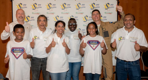 <center> Sébastien Nativel, Marie-Alice Sinaman, Thierry Jardinot  et Abdoul  fêtent les 11 000ème enfants parrainés <br>par 1000 Sourires