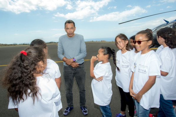 <center>Baptême en hélicoptère avec Hélilagon <br>Junior et Thierry Jardinot jouent les pères Noël <br> pour les marmailles de 1000 Sourires <center>Baptême en hélicoptère avec Hélilagon <br>Junior et Thierry Jardinot jouent les pères Noël <br> pour les marmailles de 1000 Sourires