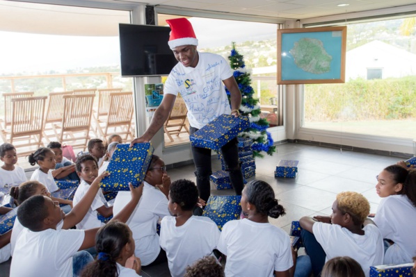<center>Baptême en hélicoptère avec Hélilagon <br>Junior et Thierry Jardinot jouent les pères Noël <br> pour les marmailles de 1000 Sourires <center>Baptême en hélicoptère avec Hélilagon <br>Junior et Thierry Jardinot jouent les pères Noël <br> pour les marmailles de 1000 Sourires