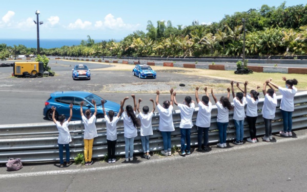 <CENTER>Les marmailles de 1000 Sourires font le plein de sensations fortes avec Damien Dorseuil et Clara <CENTER>Les marmailles de 1000 Sourires font le plein de sensations fortes avec Damien Dorseuil et Clara