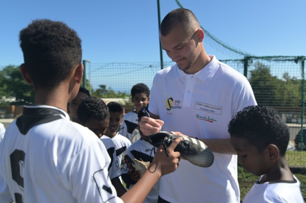 <center>L’attaquant du RC Strasbourg Ludovic Ajorque<br> rejoint la “team” des parrains de 1000 Sourires