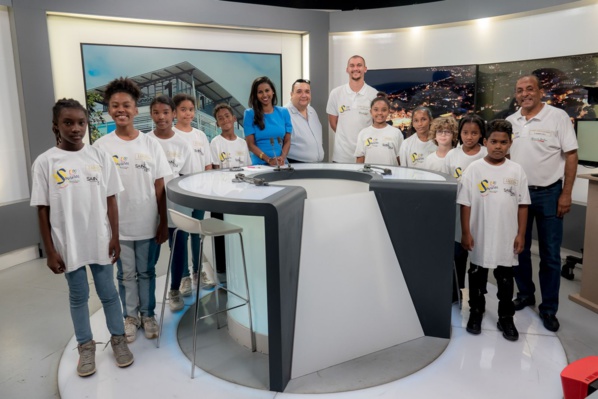 <center>Les marmailles dans les coulisses <br> de Réunion La 1ère en compagnie de leurs  <br> parrains, Ludovic Ajorque et Thierry Jardinot <center>Les marmailles dans les coulisses <br> de Réunion La 1ère en compagnie de leurs  <br> parrains, Ludovic Ajorque et Thierry Jardinot