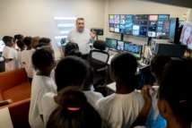 <center>Les marmailles dans les coulisses <br> de Réunion La 1ère en compagnie de leurs  <br> parrains, Ludovic Ajorque et Thierry Jardinot <center>Les marmailles dans les coulisses <br> de Réunion La 1ère en compagnie de leurs  <br> parrains, Ludovic Ajorque et Thierry Jardinot