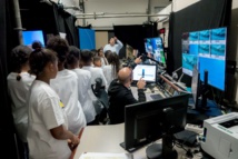 <center>Les marmailles dans les coulisses <br> de Réunion La 1ère en compagnie de leurs  <br> parrains, Ludovic Ajorque et Thierry Jardinot <center>Les marmailles dans les coulisses <br> de Réunion La 1ère en compagnie de leurs  <br> parrains, Ludovic Ajorque et Thierry Jardinot