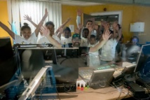 <center>Les marmailles dans les coulisses <br> de Réunion La 1ère en compagnie de leurs  <br> parrains, Ludovic Ajorque et Thierry Jardinot <center>Les marmailles dans les coulisses <br> de Réunion La 1ère en compagnie de leurs  <br> parrains, Ludovic Ajorque et Thierry Jardinot
