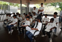 <center>Les marmailles dans les coulisses <br> de Réunion La 1ère en compagnie de leurs  <br> parrains, Ludovic Ajorque et Thierry Jardinot <center>Les marmailles dans les coulisses <br> de Réunion La 1ère en compagnie de leurs  <br> parrains, Ludovic Ajorque et Thierry Jardinot