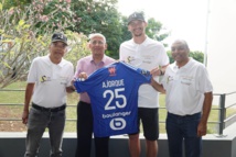 <center>Les marmailles dans les coulisses <br> de Réunion La 1ère en compagnie de leurs  <br> parrains, Ludovic Ajorque et Thierry Jardinot <center>Les marmailles dans les coulisses <br> de Réunion La 1ère en compagnie de leurs  <br> parrains, Ludovic Ajorque et Thierry Jardinot