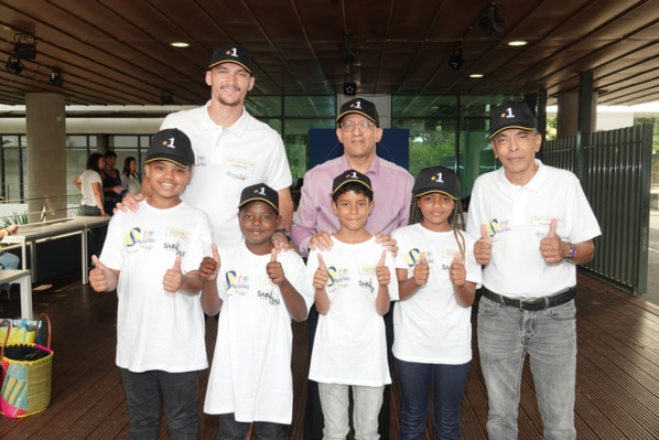 <center>Les marmailles dans les coulisses <br> de Réunion La 1ère en compagnie de leurs  <br> parrains, Ludovic Ajorque et Thierry Jardinot <center>Les marmailles dans les coulisses <br> de Réunion La 1ère en compagnie de leurs  <br> parrains, Ludovic Ajorque et Thierry Jardinot