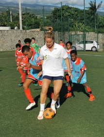 <center>Amandine Henry, Quentin Merlin et Fabrice Abriel <br>font rêver les petits  footballeurs de 1000 Sourires <center>Amandine Henry, Quentin Merlin et Fabrice Abriel <br>font rêver les petits  footballeurs de 1000 Sourires