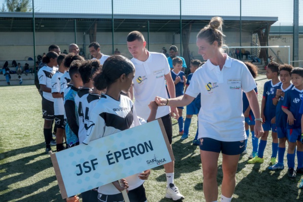 <center>Amandine Henry, Quentin Merlin et Fabrice Abriel <br>font rêver les petits  footballeurs de 1000 Sourires