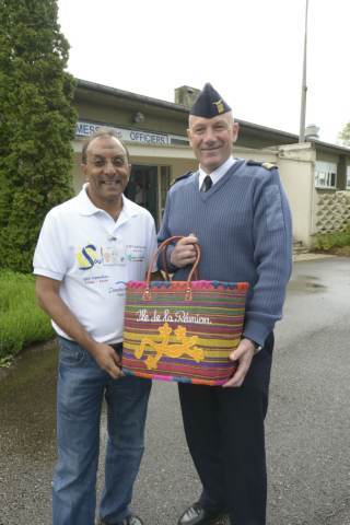 Colonel Jérôme Bellanger, Commandant de la Base Aérienne 113 de Saint-Dizier et            Ibrahim Ingar, Président de 1000 Sourires et Commandant de la Réserve Citoyenne de l'Armée de l'Air