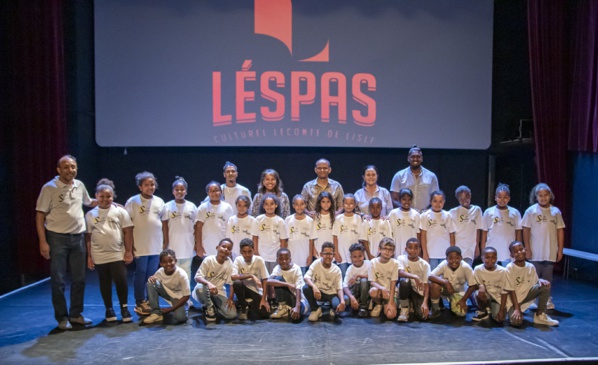 <center>Le mentaliste Vadrame Clair et le chorégraphe Julinho font le show pour<br> les marmailles de 1000 Sourires <center>Le mentaliste Vadrame Clair et le chorégraphe Julinho font le show pour<br> les marmailles de 1000 Sourires