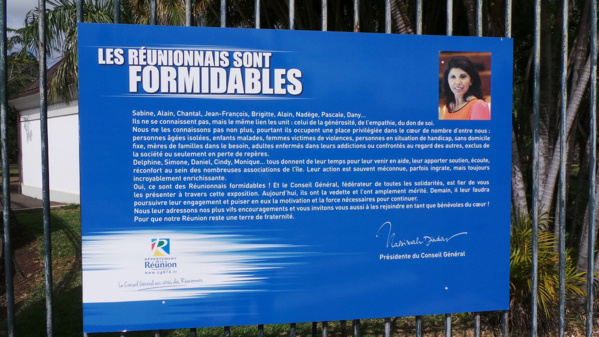 <center>Exposition  :1000 Sourires  <br>sur les grilles du Jardin de l’Etat