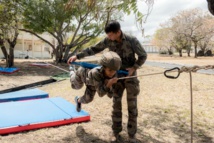 <center>Les marmailles de 1000 Sourires dans la peau  des parachutistes du 2e RPIMA
