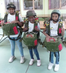 <center>Les marmailles de 1000 Sourires dans la peau  des parachutistes du 2e RPIMA