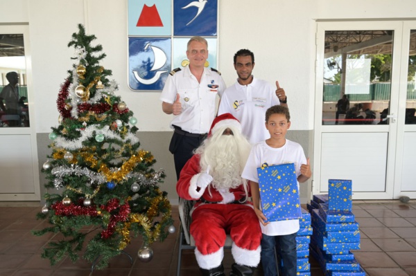 <CENTER>Baptême de l’air en CASA : les marmailles de <BR>1000 Sourires fêtent Noël “en lèr”