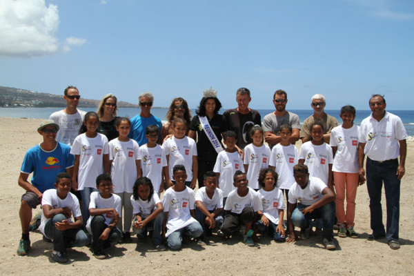 <center>Les  marmailles de 1000 Sourires  <br>dans les airs avec Miss Réunion …