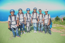 <center>Les  marmailles de 1000 Sourires  <br>dans les airs avec Miss Réunion … <center>Les  marmailles de 1000 Sourires  <br>dans les airs avec Miss Réunion …