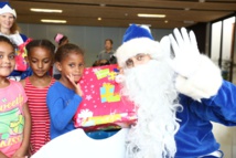 Noël de Rêve pour les marmailles de 1000 Sourires avec le Père Noël Bleu XL Airways