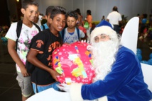 Noël de Rêve pour les marmailles de 1000 Sourires avec le Père Noël Bleu XL Airways