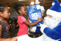 Noël de Rêve pour les marmailles de 1000 Sourires avec le Père Noël Bleu XL Airways