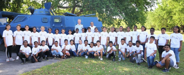 <center>Des ateliers de sensibilisation aux valeurs <br>citoyennes avec les gendarmes pour <br>les marmailles de 1000 Sourires