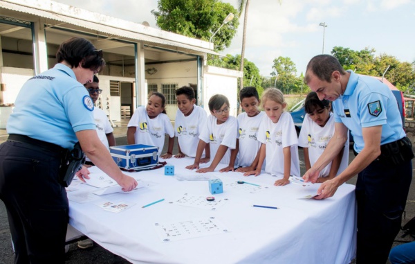 <center>Des ateliers de sensibilisation aux valeurs <br>citoyennes avec les gendarmes pour <br>les marmailles de 1000 Sourires