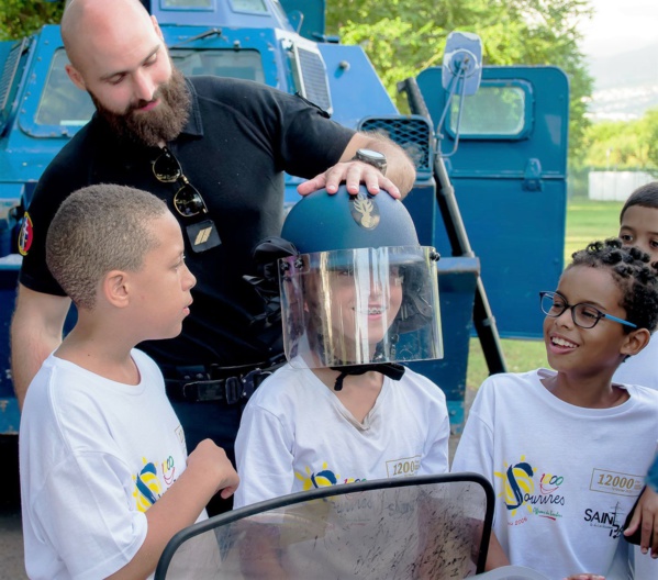 <center>Des ateliers de sensibilisation aux valeurs <br>citoyennes avec les gendarmes pour <br>les marmailles de 1000 Sourires <center>Des ateliers de sensibilisation aux valeurs <br>citoyennes avec les gendarmes pour <br>les marmailles de 1000 Sourires