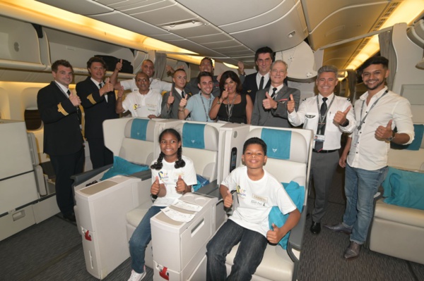 <center>Le grand départ avec la Compagnie Air Austral : <br>mercredi 30 novembre 2022 pour Sara et Yuri - Aéroport Roland Garros