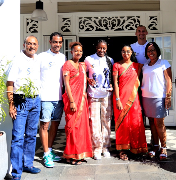 <center>12ème opération « Foot en VIM » : Kadidiatou Diani, Fabrice Abriel et Ludovic Ajorque à La Réunion pour l’Association 1000 Sourires