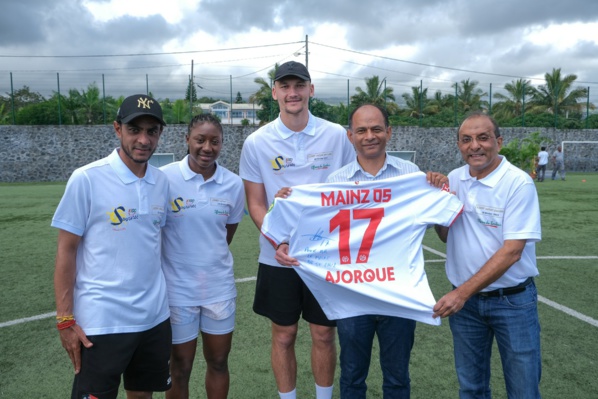 <center> 12ème édition « "Foot en VIM " de 1000 Sourires : Kadidiatou Diani, Ludovic Ajorque et Fabrice Abriel font rêver les petits footballeurs <br>en herbe de 1000 Sourires
