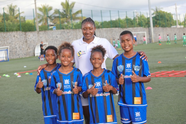 <center> 12ème édition « "Foot en VIM " de 1000 Sourires : Kadidiatou Diani, Ludovic Ajorque et Fabrice Abriel font rêver les petits footballeurs <br>en herbe de 1000 Sourires