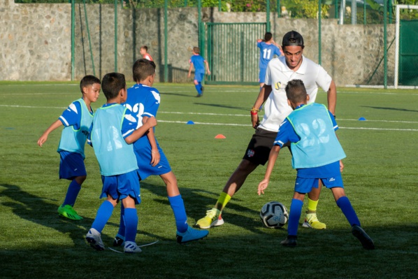<center> 12ème édition « "Foot en VIM " de 1000 Sourires : Kadidiatou Diani, Ludovic Ajorque et Fabrice Abriel font rêver les petits footballeurs <br>en herbe de 1000 Sourires