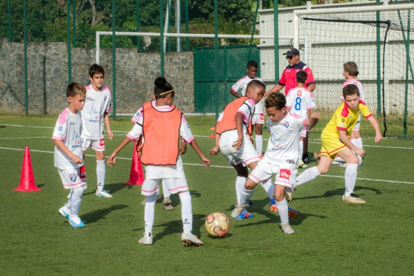 <center> 12ème édition « "Foot en VIM " de 1000 Sourires : Kadidiatou Diani, Ludovic Ajorque et Fabrice Abriel font rêver les petits footballeurs <br>en herbe de 1000 Sourires