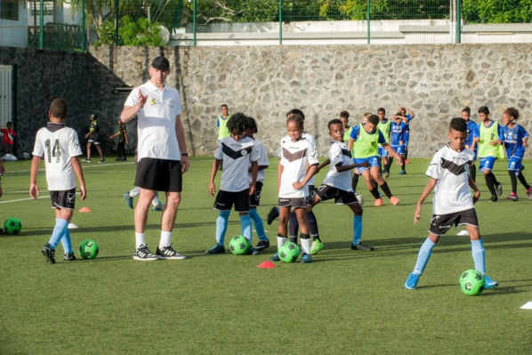 <center> 12ème édition « "Foot en VIM " de 1000 Sourires : Kadidiatou Diani, Ludovic Ajorque et Fabrice Abriel font rêver les petits footballeurs <br>en herbe de 1000 Sourires