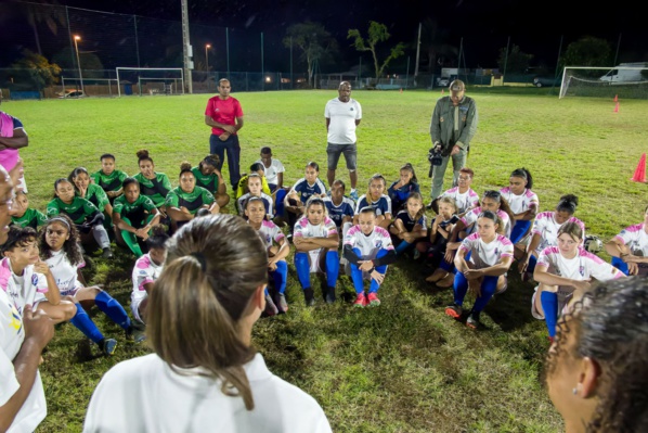 <center> Opération « Foot en VIF » de 1000 Sourires : les clubs féminines de Saint-Paul jouent avec <br>Léa Le Garrec et Airine Fontaine