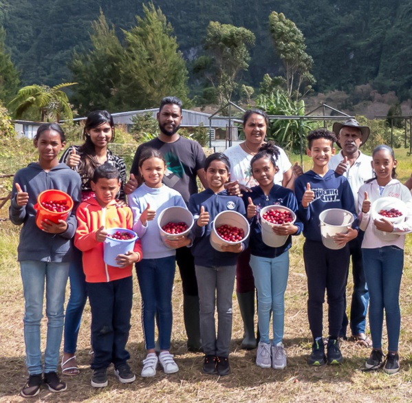 <center>Cueillette de goyaviers et ateliers artistiques au programme des vacances <br> des marmailles de 1000 Sourires <center>Cueillette de goyaviers et ateliers artistiques au programme des vacances <br> des marmailles de 1000 Sourires