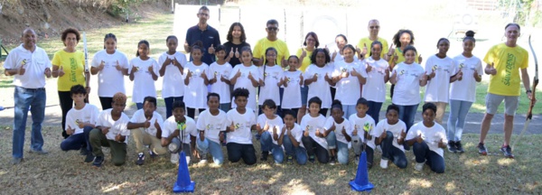 <center>Les marmailles de 1000 Sourires <br>jouent les « Robin des Bois » <br>au Club des Arches de Saint-Denis