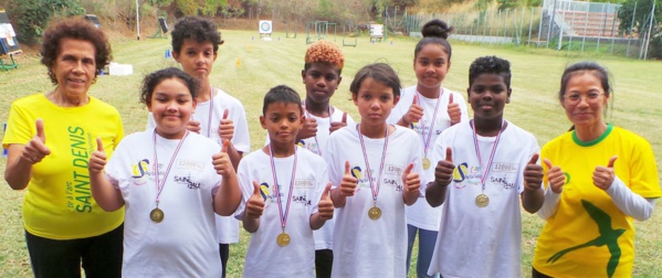 <center>Les marmailles de 1000 Sourires <br>jouent les « Robin des Bois » <br>au Club des Arches de Saint-Denis