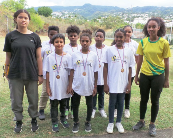 <center>Les marmailles de 1000 Sourires <br>jouent les « Robin des Bois » <br>au Club des Arches de Saint-Denis