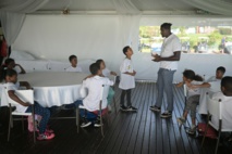 <CENTER>Les marmailles de 1000 Sourires swinguent <br>en compagnie de Vadrame Clair et Mickaël Pouvin