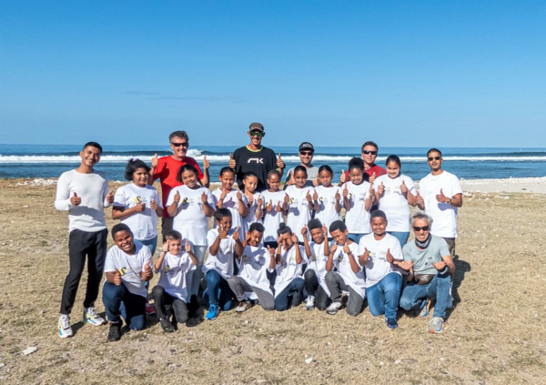 <center>Les marmailles s’envolent en parapente <br>et découvrent des baleines vue du ciel .... <center>Les marmailles s’envolent en parapente <br>et découvrent des baleines vue du ciel ....