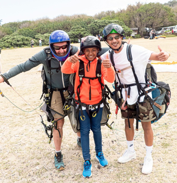 <center>Les marmailles s’envolent en parapente <br>et découvrent des baleines vue du ciel ....