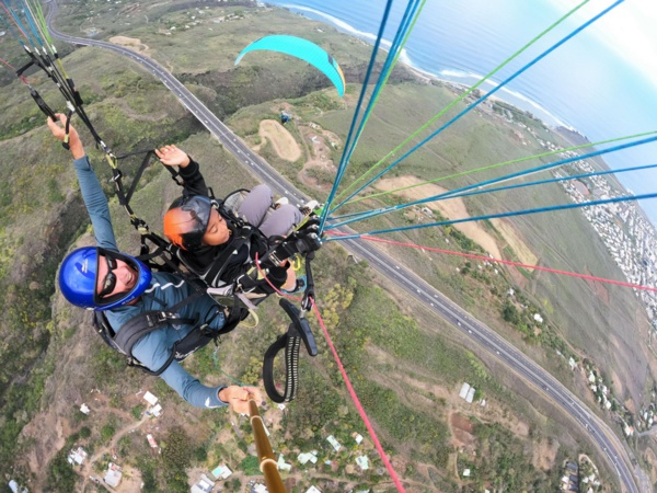 <center>Les marmailles s’envolent en parapente <br>et découvrent des baleines vue du ciel ....