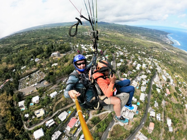 <center>Les marmailles s’envolent en parapente <br>et découvrent des baleines vue du ciel ....