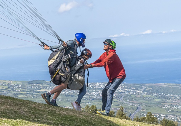 <center>Les marmailles s’envolent en parapente <br>et découvrent des baleines vue du ciel ....