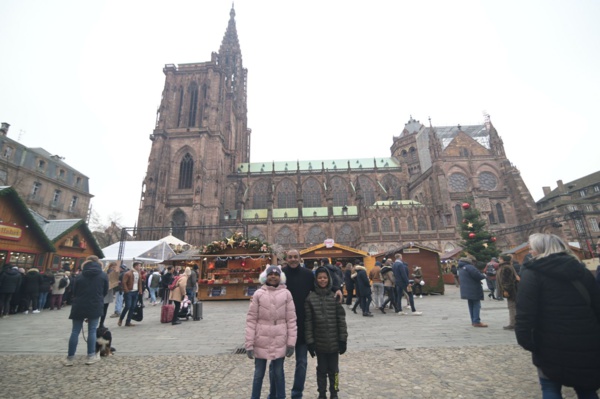 <center>« L’Incroyable Noël » de Sara et de Yuri à Strasbourg / la Cathédrale, <br>le marché de Noël à la tombée de la nuit ...