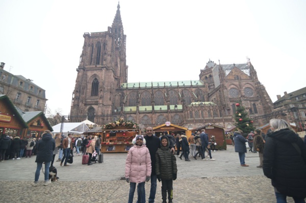 <center>« L’Incroyable Noël » de Sara et de Yuri à Strasbourg / la Cathédrale, <br>le marché de Noël à la tombée de la nuit ... <center>« L’Incroyable Noël » de Sara et de Yuri à Strasbourg / la Cathédrale, <br>le marché de Noël à la tombée de la nuit ...