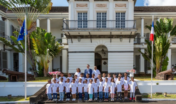 <center>300ème opération de l’Association 1000 Sourires : <br>les marmailles découvrent les coulisses <br> de la Préfecture et d’un Boeing 777 d’Air Austral <center>300ème opération de l’Association 1000 Sourires : <br>les marmailles découvrent les coulisses <br> de la Préfecture et d’un Boeing 777 d’Air Austral